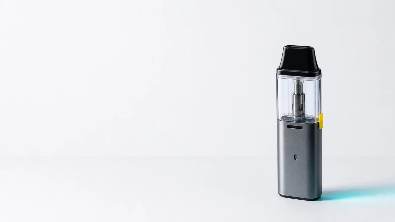 Neutraal vape-apparaat en transparant reservoir op witte ondergrond